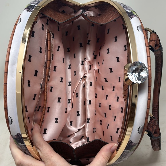 Beautiful Medium Paris handbag - Picture 8 of 13